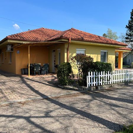 Villa Gracia Patince Esterno foto