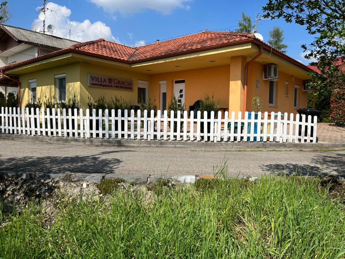 Villa Gracia Patince Esterno foto