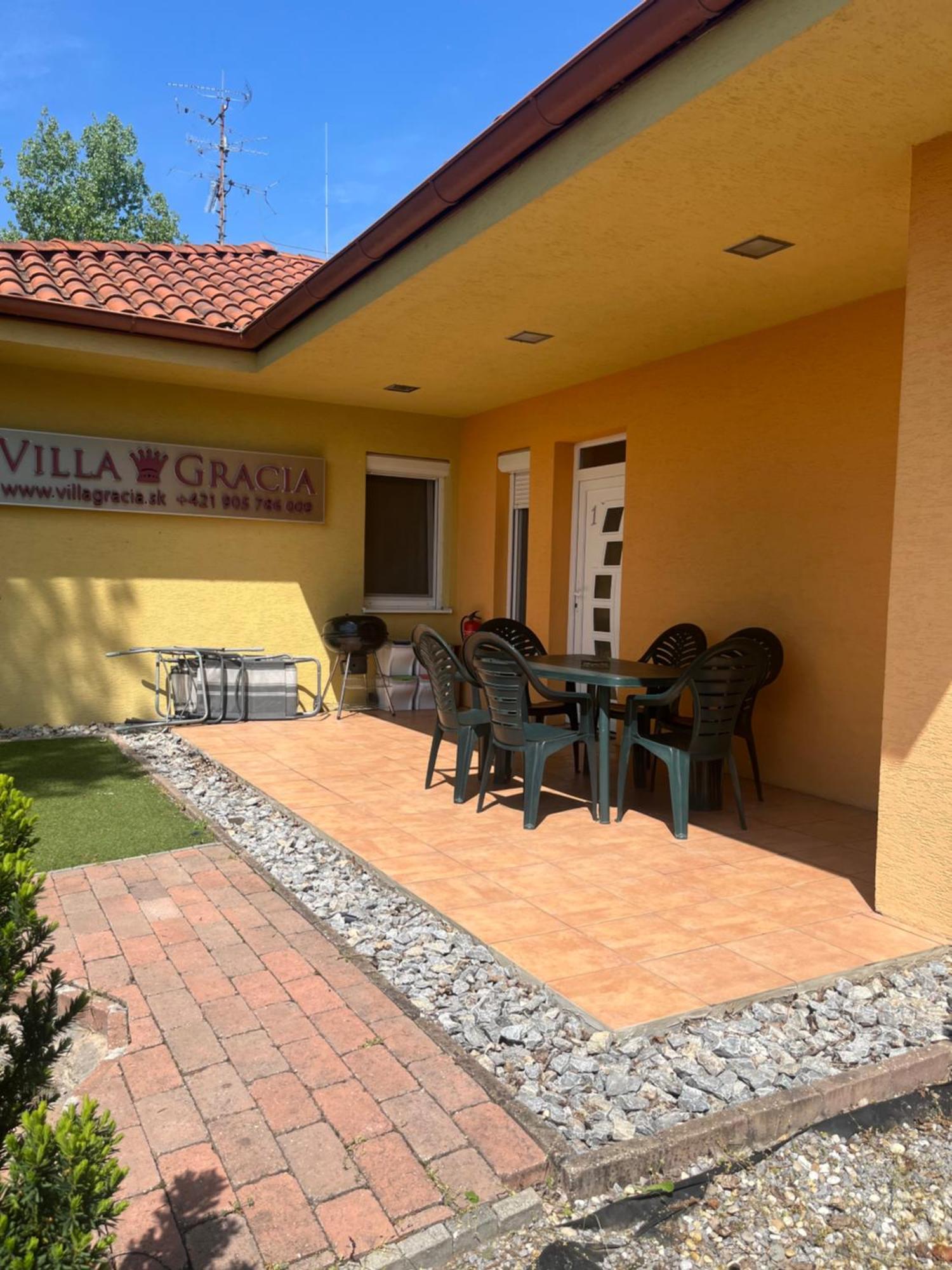 Villa Gracia Patince Esterno foto